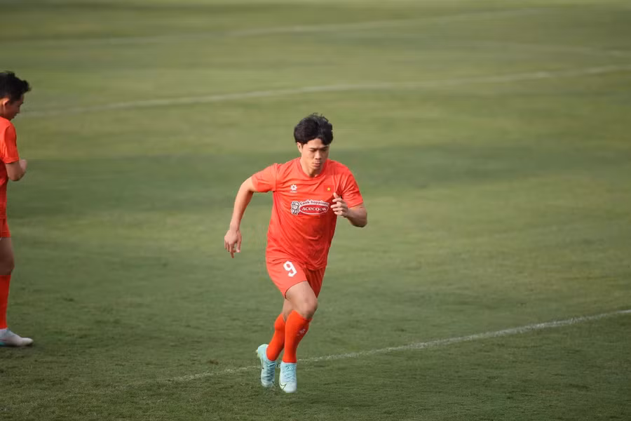 Chấn thương gan bàn chân khiến Công Phượng sẽ sớm chia tay đội tuyển Việt Nam. Ảnh: Minh Tú