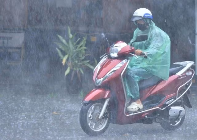 Không khí lạnh gây ra mưa lớn, kết thúc đợt nắng nóng diện rộng ở Trung bộ. ẢNH: ĐÌNH HUY