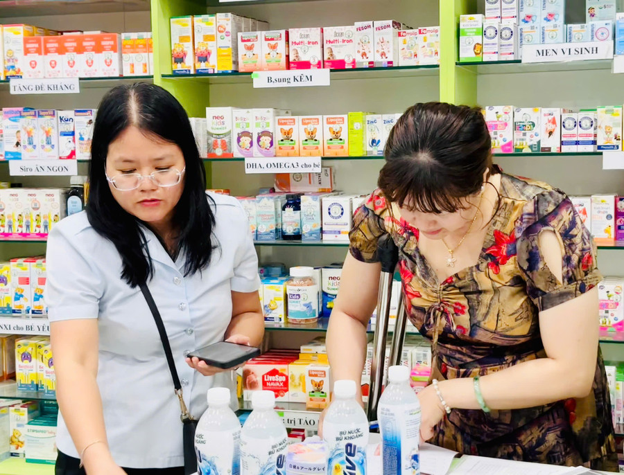 Thành viên Tổ số 2 tiến hành kiểm tra tại cửa hàng Baby Love (phường Hoa Lư, TP. Pleiku). Ảnh: N.N 2t.jpg
