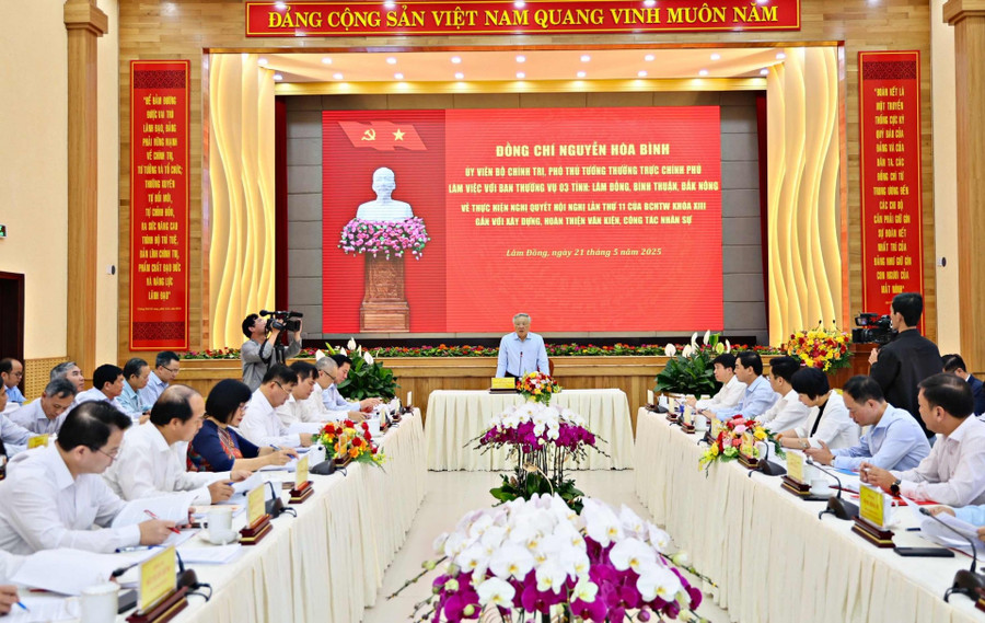 Đồng chí Nguyễn Hoà Bình - Ủy viên Bộ Chính trị, Phó Thủ tướng Thường trực Chính phủ làm việc với Ban Thường vụ Tỉnh ủy 3 tỉnh Lâm Đồng, Bình Thuận, Đắk Nông ngày 21/5 ptt.jpg