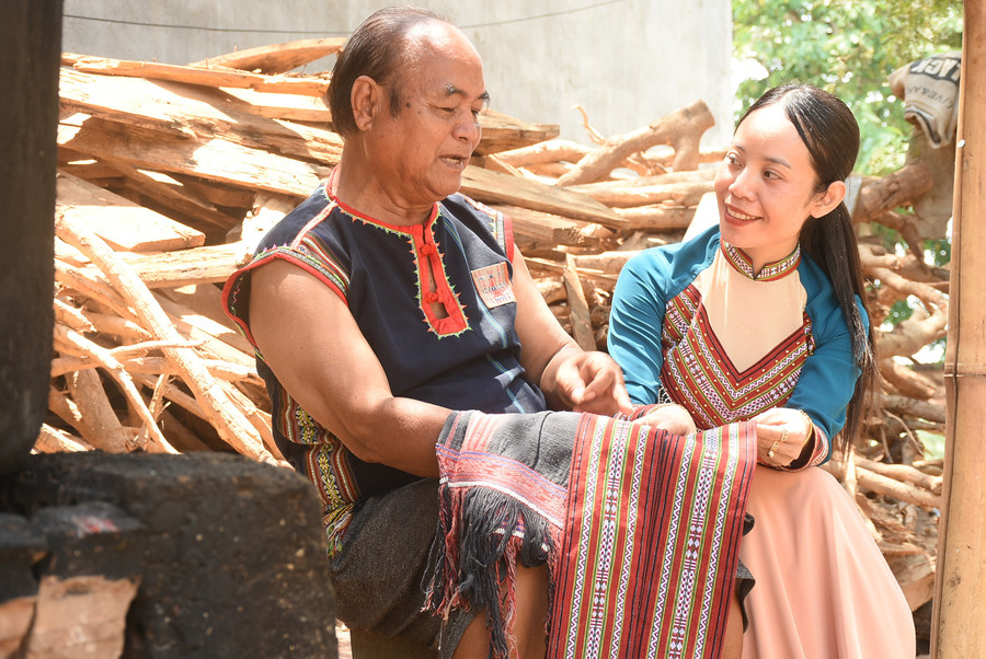 Chị Y Rum dành thời gian đi tìm hiểu về hoa văn thổ cẩm. Ảnh: H.T cau-chuyen-vh.jpg