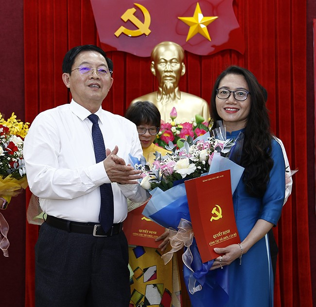 Bí thư Tỉnh ủy Hồ Quốc Dũng trao quyết định bổ nhiệm, tặng hoa chúc mừng đồng chí Vũ Thị Nga - Phó Giám đốc Đài PT&TH Bình Định, giữ chức Phó Tổng Biên tập Báo Bình Định sau hợp nhất. Ảnh: HỒNG PHÚC 7b.jpg