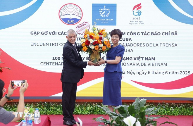 Đại diện Hãng Thông tấn Prensa Latina tại Việt Nam tặng hoa chúc mừng Thông tấn xã Việt Nam nhân Ngày Báo chí cách mạng Việt Nam. (Ảnh: Văn Điệp/TTXVN) Đại diện Hãng Thông tấn Prensa Latina tại Việt Nam tặng hoa chúc mừng Thông tấn xã Việt Nam nhân Ngày Báo chí cách mạng Việt Nam. (Ảnh: Văn Điệp/TTXVN)