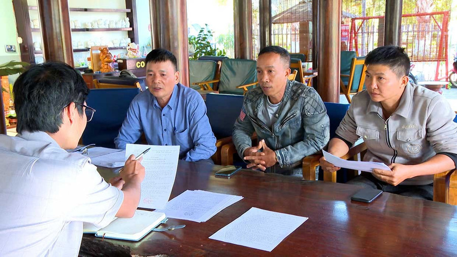 Các nhân viên Ban Quản lý chợ Chư Sê bị cho thôi việc trình bày những bức xúc. Ảnh: Viễn Khánh