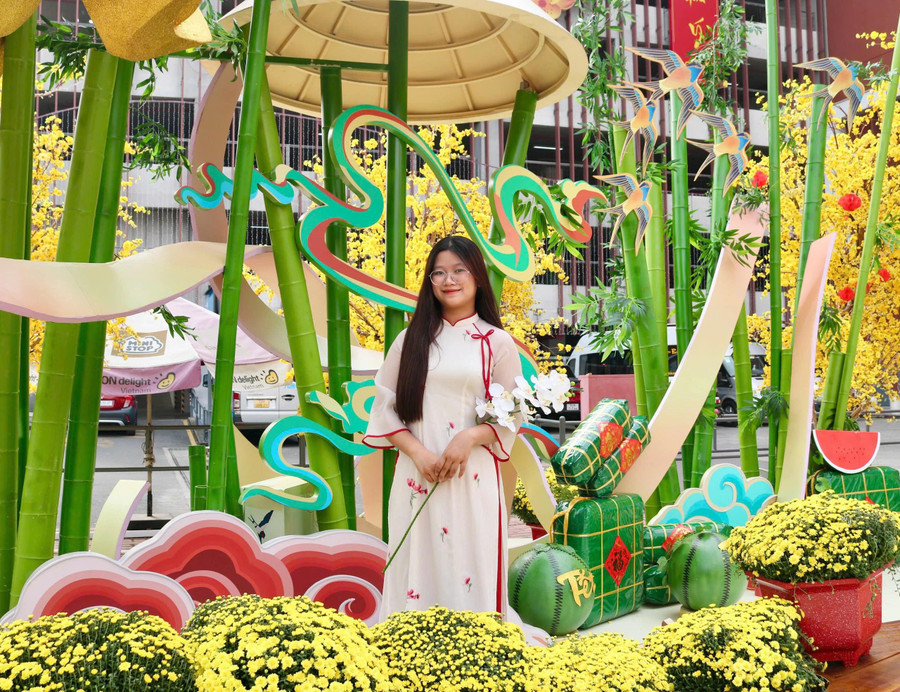 Bạn trẻ diện áo dài truyền thống, ghi lại khoảnh khắc xuân. ẢNH: THẢO PHƯƠNG