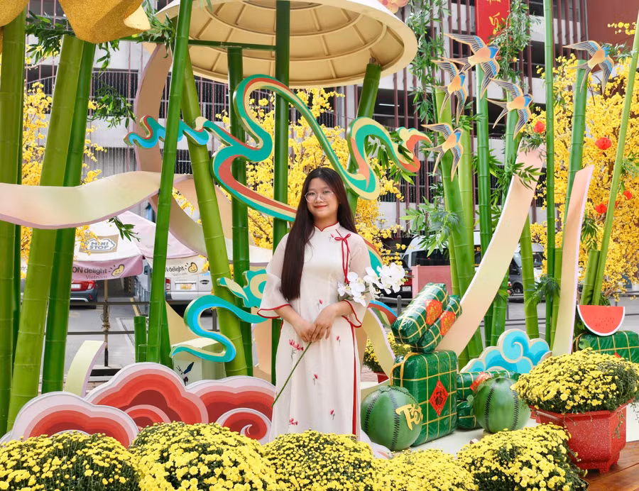 Bạn trẻ diện áo dài truyền thống, ghi lại khoảnh khắc xuân. ẢNH: THẢO PHƯƠNG