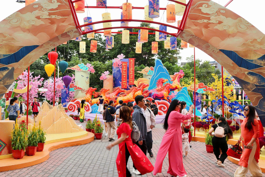 Địa điểm này đang thu hút đông người đến chụp ảnh tết. ẢNH: THẢO PHƯƠNG