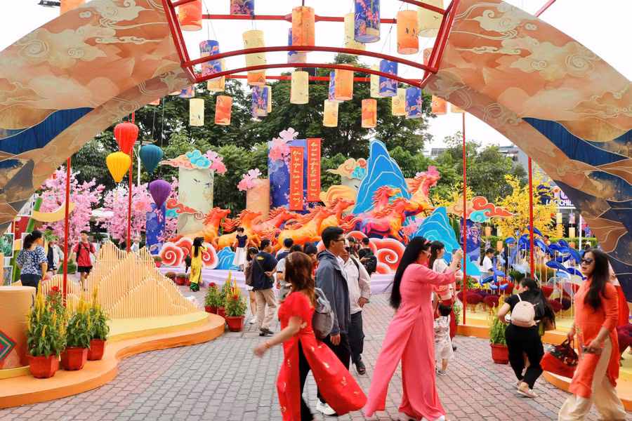 Địa điểm này đang thu hút đông người đến chụp ảnh tết. ẢNH: THẢO PHƯƠNG
