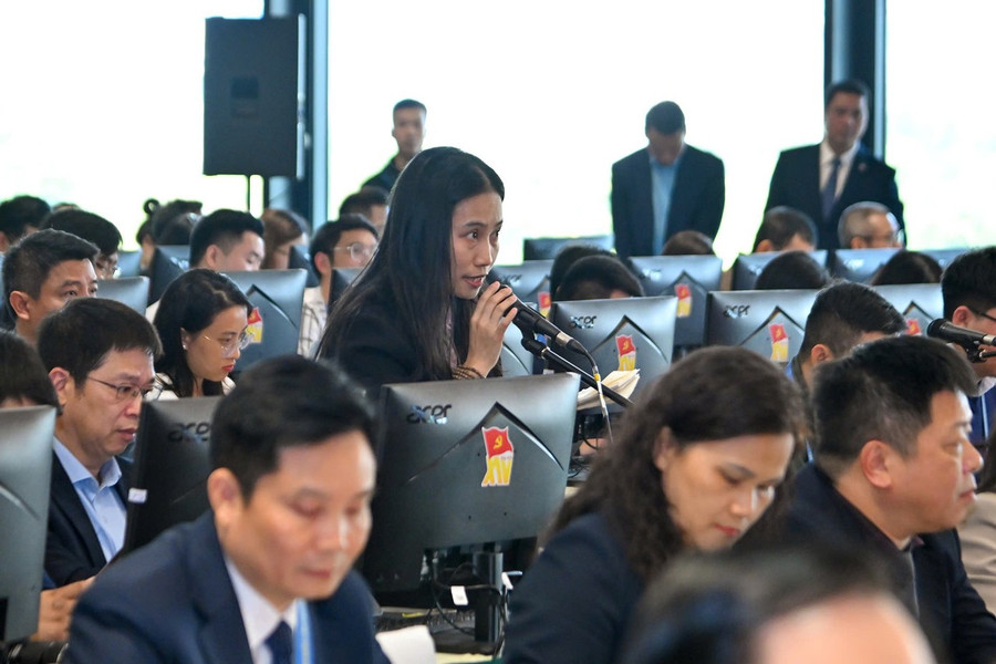 Phóng viên đặt câu hỏi tại họp báo. Ảnh: BTG