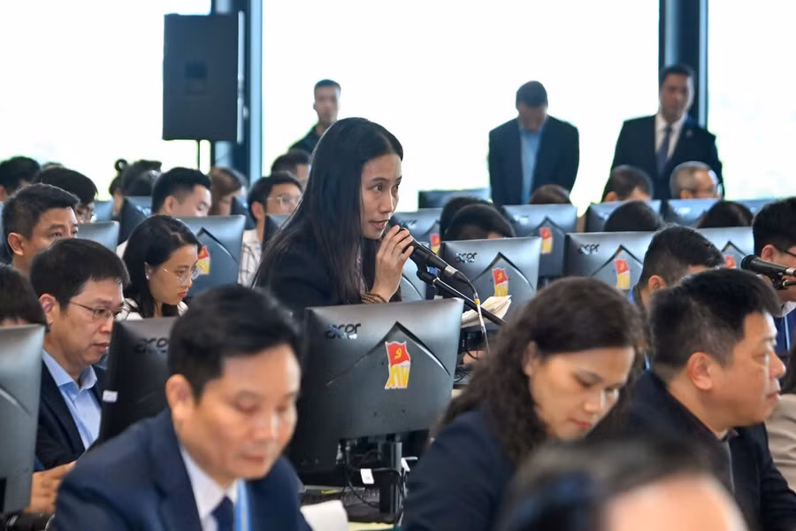 Phóng viên đặt câu hỏi tại họp báo. Ảnh: BTG