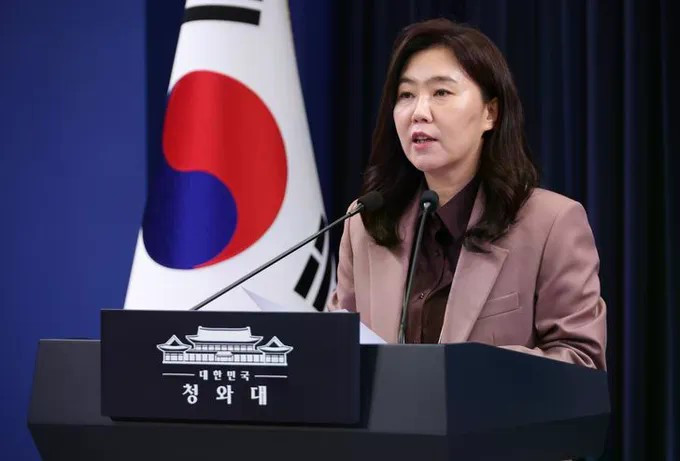Người phát ngôn Phủ Tổng thống Hàn Quốc Kang Yu-jung phát biểu trong cuộc họp báo ngày 12-1. Ảnh: YONHAP/SGGPO