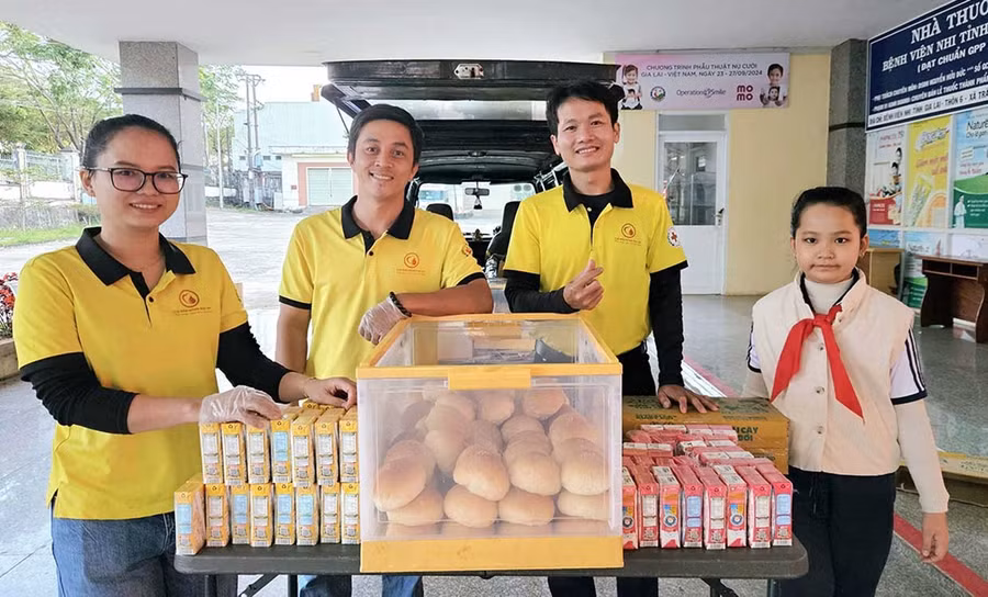 “Xe bánh mì 0 đồng” của Câu lạc bộ Máu nóng Gia Lai có mặt ở Bệnh viện Nhi tỉnh sáng thứ sáu hằng tuần. Ảnh: N.Duy
