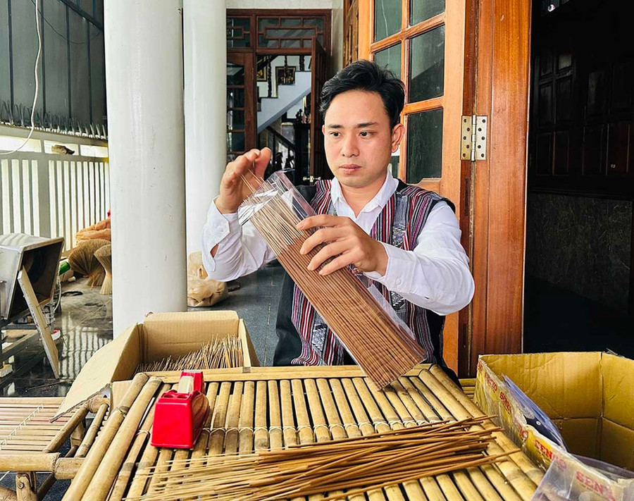 Anh Đinh Lê Tuấn Anh (xã An Lão) khởi nghiệp với mô hình sản xuất nhang, nụ quế. Ảnh: D.Đ