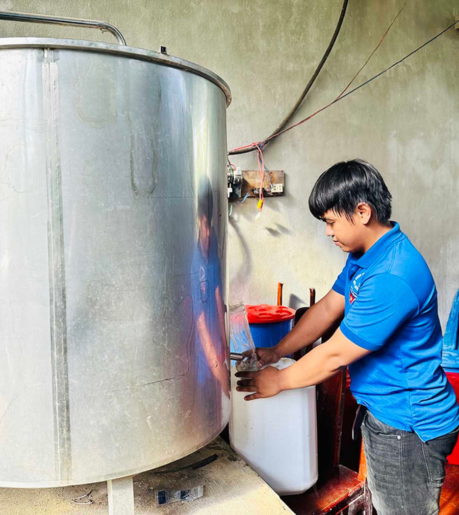 Anh Đinh Văn Nghiên (xã An Vinh) khởi nghiệp thành công với mô hình nấu rượu gạo truyền thống. Ảnh: D.Đ