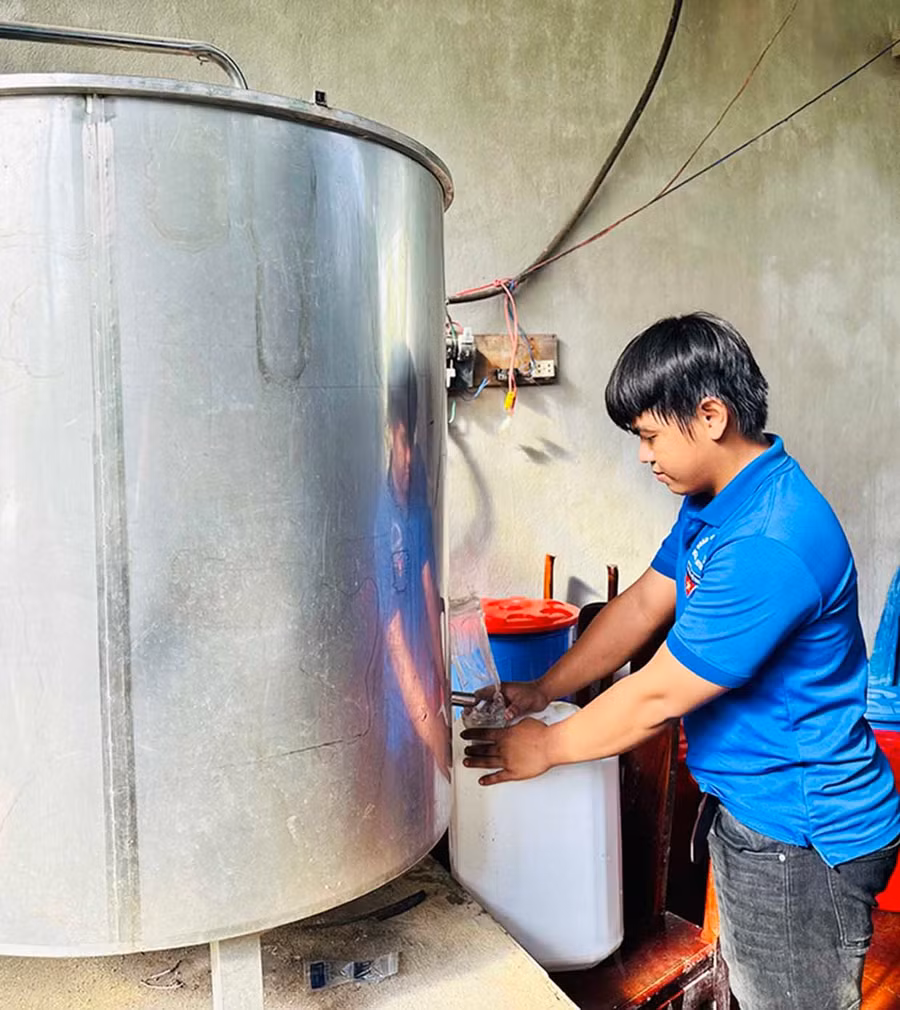 Anh Đinh Văn Nghiên (xã An Vinh) khởi nghiệp thành công với mô hình nấu rượu gạo truyền thống. Ảnh: D.Đ