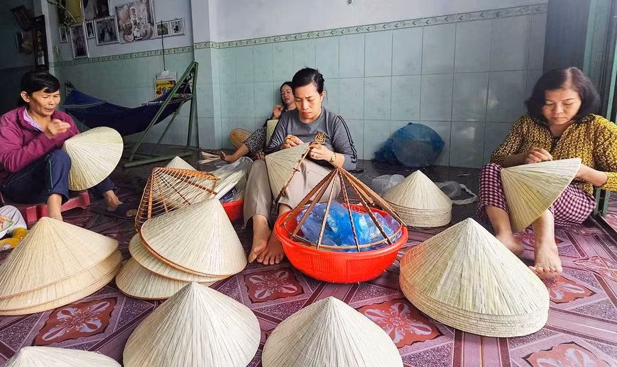 Người chằm nón lá Gò Găng hiện nay chủ yếu là phụ nữ độ tuổi trung niên, các bậc thợ kỳ cựu. Ảnh: Trọng Lợi
