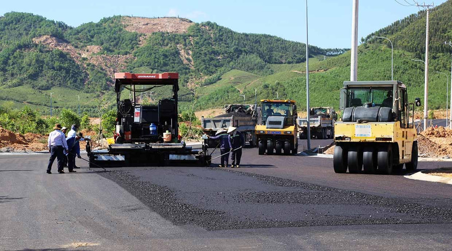 Công ty Cổ phần Becamex Bình Ðịnh tiếp tục đầu tư xây dựng hoàn thiện hạ tầng Khu công nghiệp Becamex VSIP Bình Định. Ảnh: T.Sỹ
