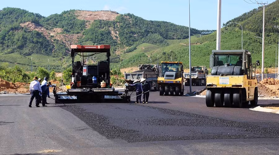 Công ty Cổ phần Becamex Bình Ðịnh tiếp tục đầu tư xây dựng hoàn thiện hạ tầng Khu công nghiệp Becamex VSIP Bình Định. Ảnh: T.Sỹ