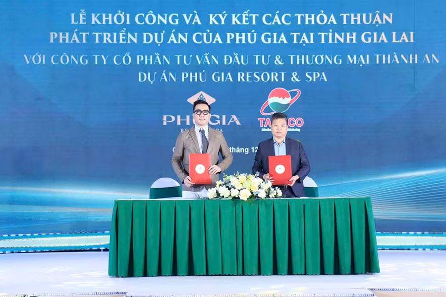 Công ty CP Đầu tư Phát triển Hạ tầng Phú Gia ký kết với các đối tác triển khai Dự án điểm số 2 (2-2) Khu du lịch biển Nhơn Lý - Cát Tiến thuộc Khu kinh tế Nhơn Hội. Ảnh: T.Sỹ