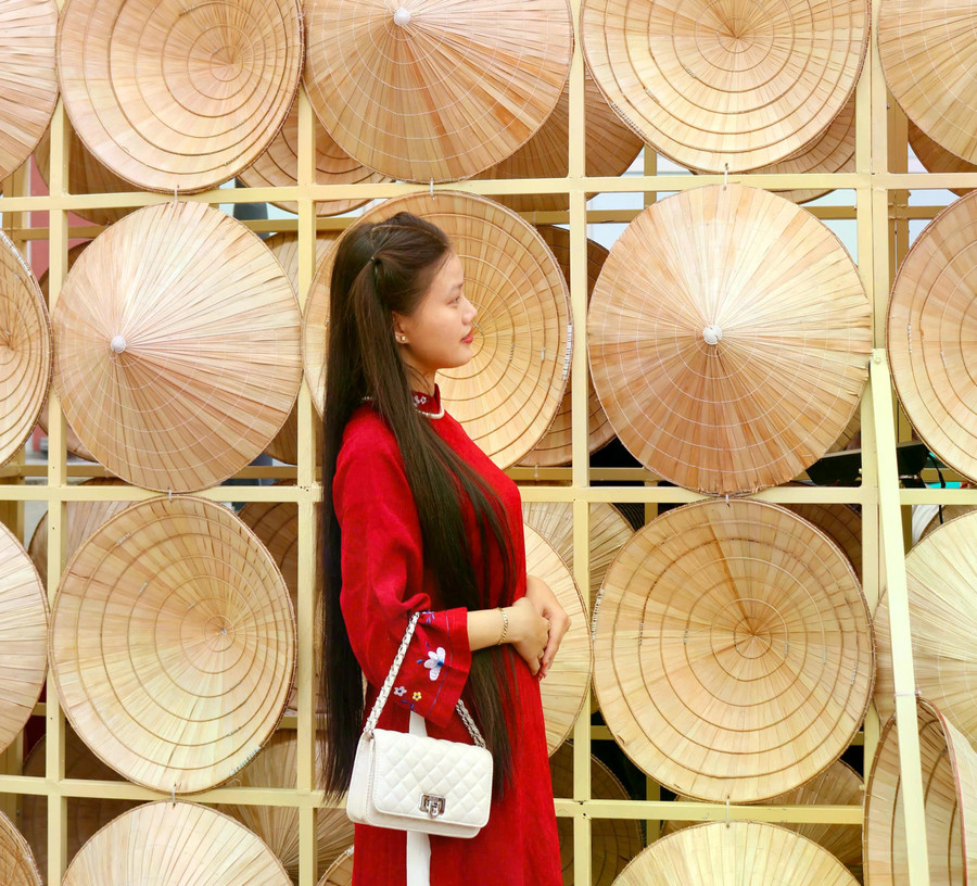 Bích Sòn đằm thắm trong bộ áo dài. ẢNH: THẢO PHƯƠNG