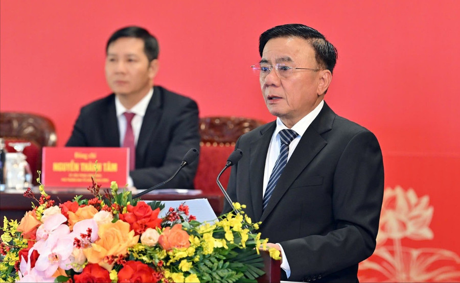 Thường trực Ban Bí thư Trần Cẩm Tú thông tin tại họp báo. Ảnh: BTG