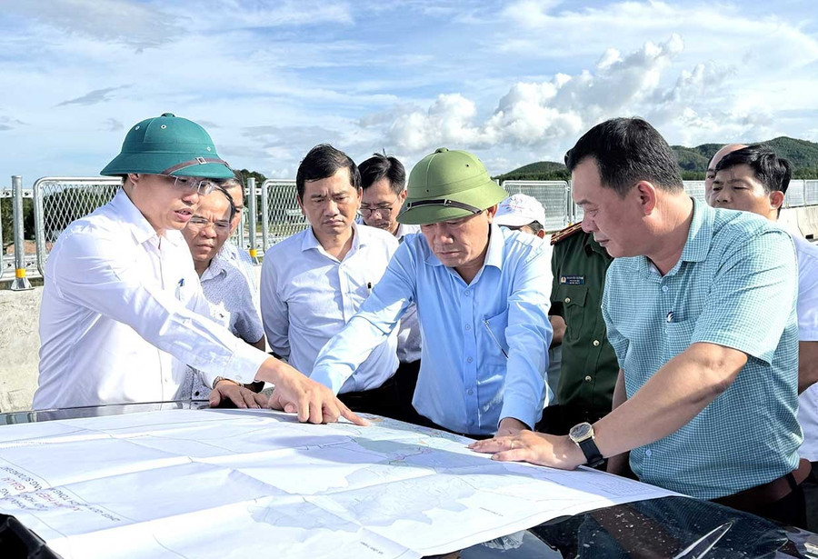 Chủ tịch UBND tỉnh Phạm Anh Tuấn (thứ 2 từ phải sang) kiểm tra công tác triển khai quy hoạch phát triển khu công nghiệp trên địa bàn xã Bình Hiệp. Ảnh: N.H