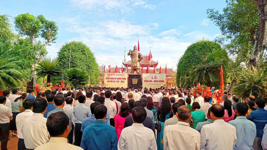 Lễ giỗ Hoàng đế Quang Trung lần thứ 223 (1792 -2025). Ảnh: Q.V