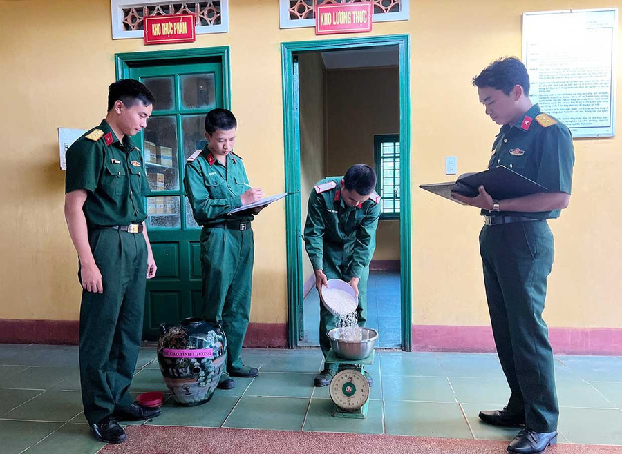 Mô hình “Hũ gạo tình thương” của Lữ đoàn 40 giúp bà con vượt qua khó khăn trong những thời điểm thiên tai, mưa lũ, giáp hạt. Ảnh: T.D