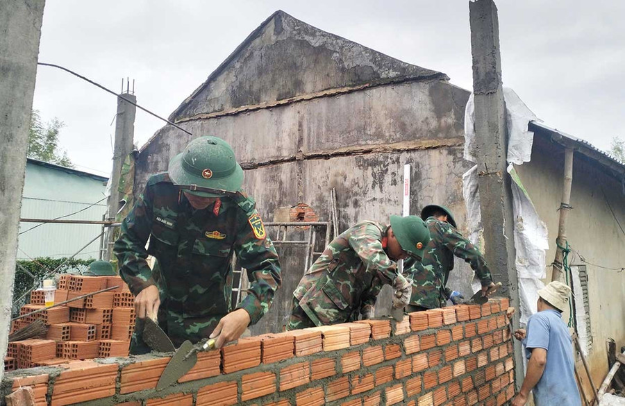 Cán bộ, chiến sĩ Lữ đoàn Pháo binh 40 xây dựng nhà cho các hộ dân tại các phường An Nhơn Đông, An Nhơn Bắc và Bình Định trong “Chiến dịch Quang Trung”. Ảnh: T.D