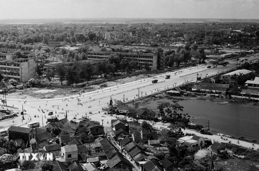 Một đoạn đường Giải Phóng (Hà Nội) vừa hoàn thành năm 1985. (Ảnh: Cao Phong/TTXVN)