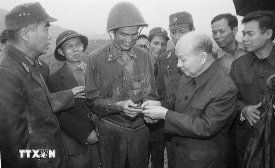 Đồng chí Trường Chinh thăm bộ đội trên chốt tiền tiêu ở tỉnh Lạng Sơn (1984). (Ảnh: Ngọc Đào/TTXVN)