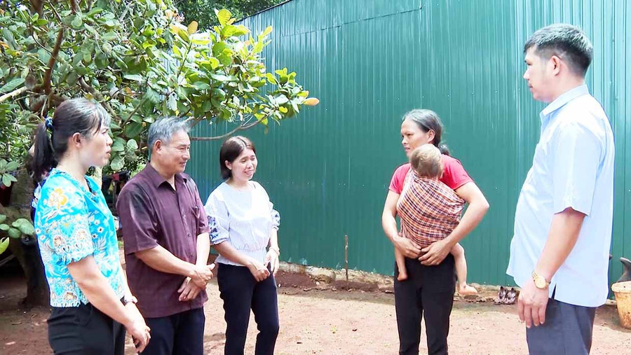 Tuyên truyền chính sách an sinh cho người dân. Ảnh: Viễn Khánh