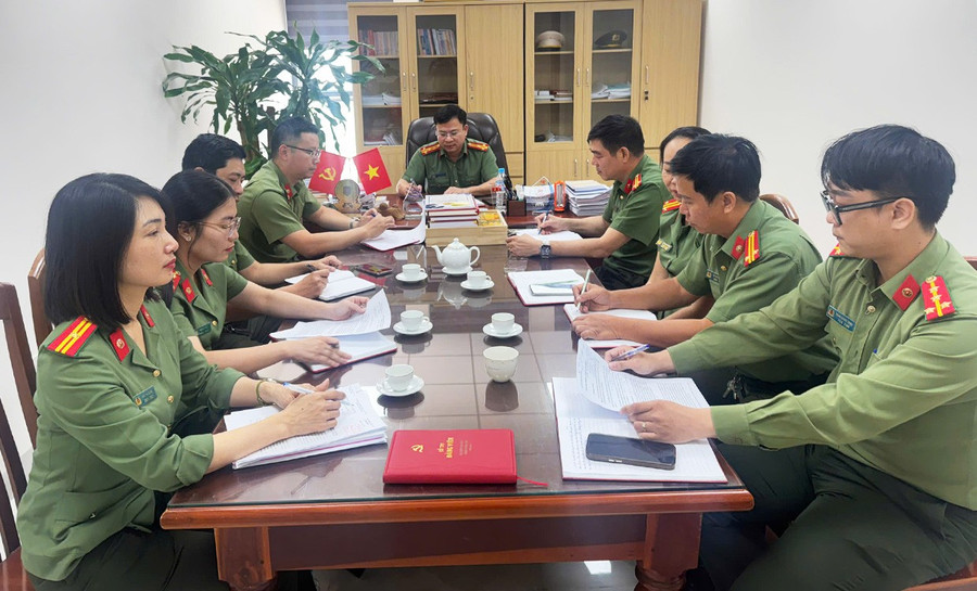 Chi bộ tuyên truyền, giáo dục, Phòng Công tác chính trị Công an tỉnh Gia Lai sinh hoạt chuyên đề học tập tư tưởng, đạo đức, phong cách Hồ Chí Minh.