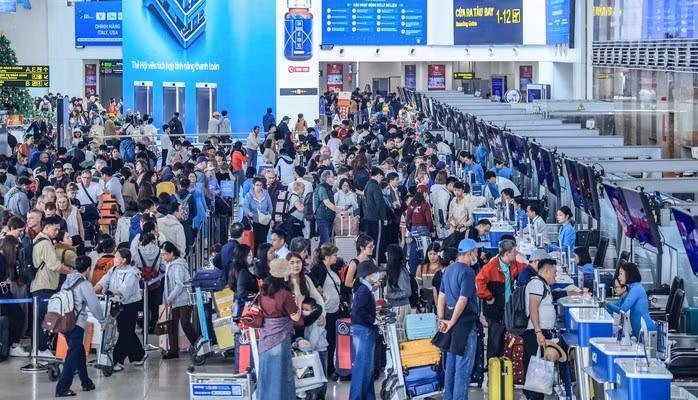 Hành khách làm thủ tục hàng không. Ảnh: Phan Công