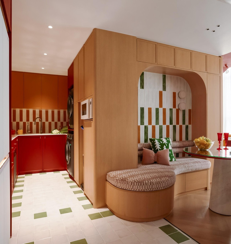 Tầng lửng đóng vai trò là vùng nghỉ ngơi riêng tư với phòng ngủ master, phòng thay đồ và phòng tắm khép kín.