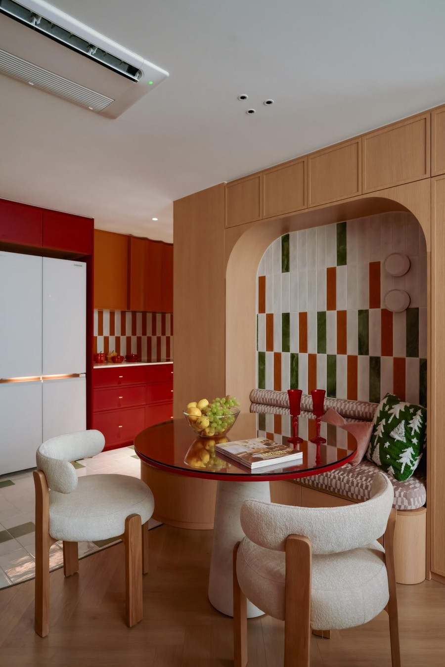 Công trình theo đuổi phong cách Color Block kết hợp Mid-Century với bảng màu giàu năng lượng.