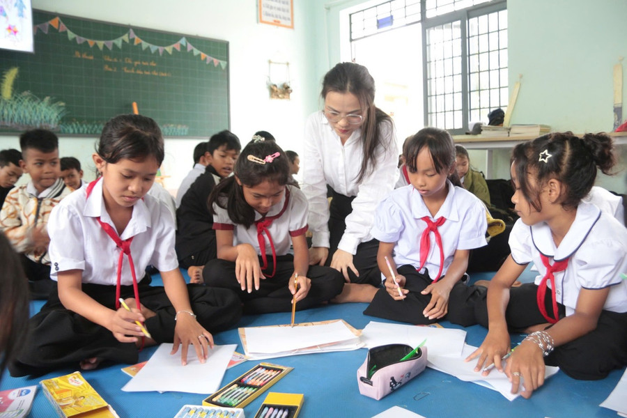 Những bức tranh phong cảnh gần gũi hay các nhân vật hoạt hình ngộ nghĩnh chính là cách Đan kể cho mẹ nghe về một ngày đi học của mình.