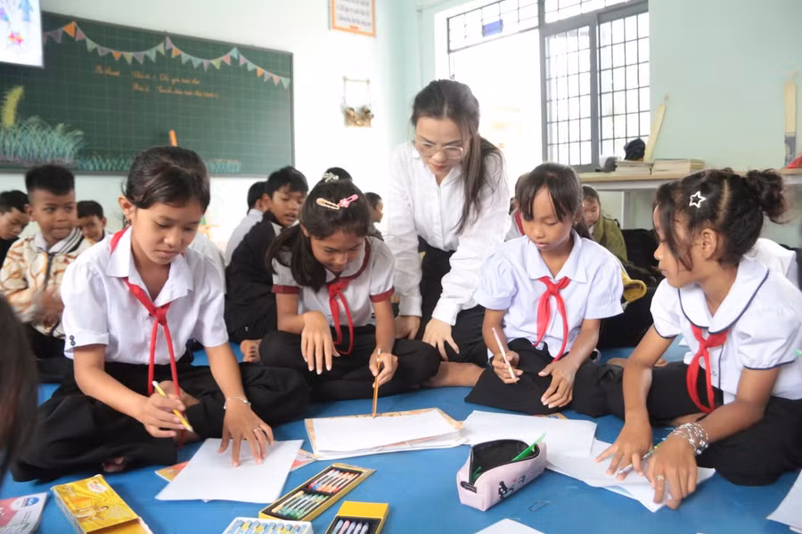 Những bức tranh phong cảnh gần gũi hay các nhân vật hoạt hình ngộ nghĩnh chính là cách Đan kể cho mẹ nghe về một ngày đi học của mình.