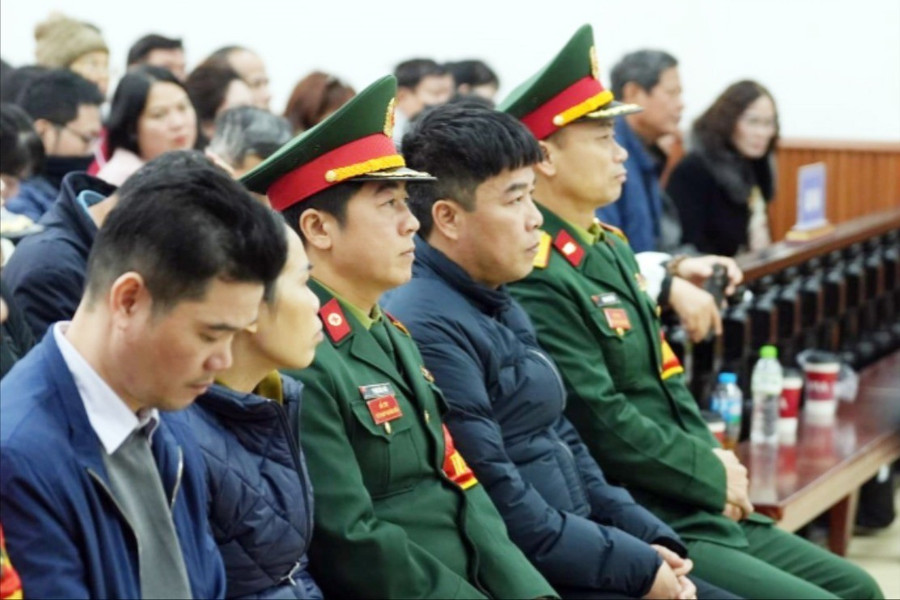 Bị cáo Hậu (phải) cùng các bị cáo trong vụ án.