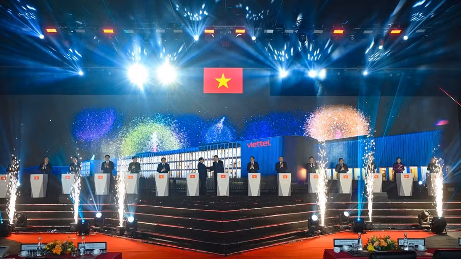 Tổng Bí thư Tô Lâm, Thủ tướng Chính phủ Phạm Minh Chính cùng các đại biểu cấp cao ấn nút khởi công nhà máy chip bán dẫn đầu tiên của Việt Nam.