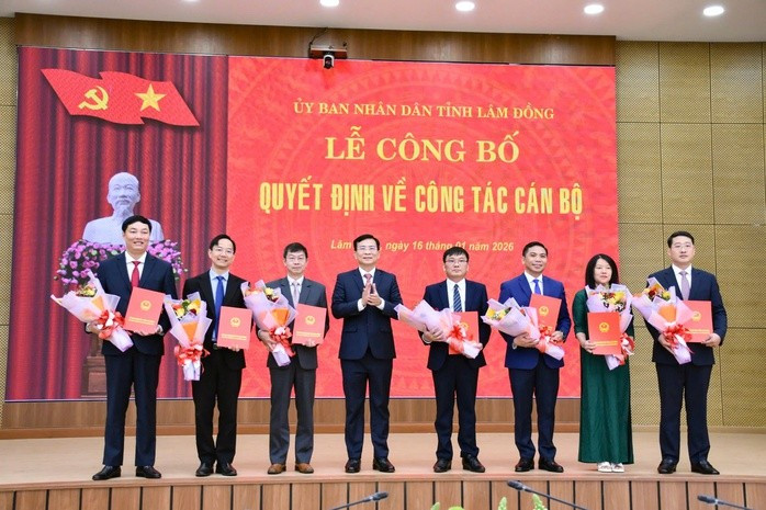 Chủ tịch UBND tỉnh Lâm Đồng Hồ Văn Mười trao các quyết định điều động, bổ nhiệm cán bộ