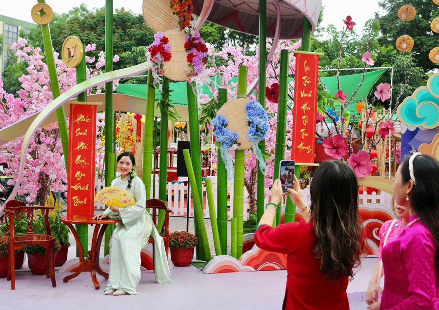 Nhiều góc chụp hình đậm không khí tết. ẢNH: THẢO PHƯƠNG