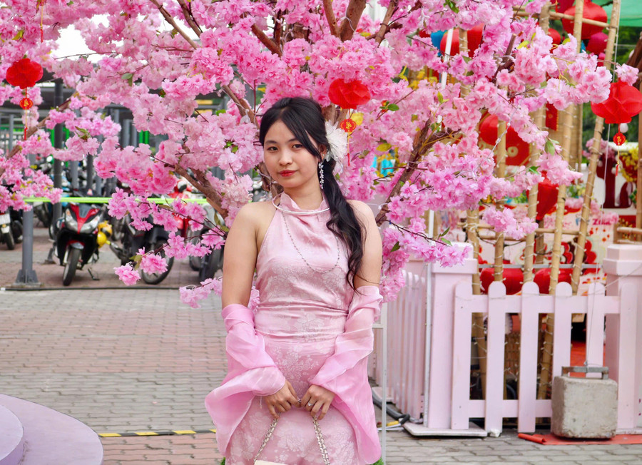 Hằng cho biết mọi góc ở đây để lên hình rất đẹp. ẢNH: THẢO PHƯƠNG