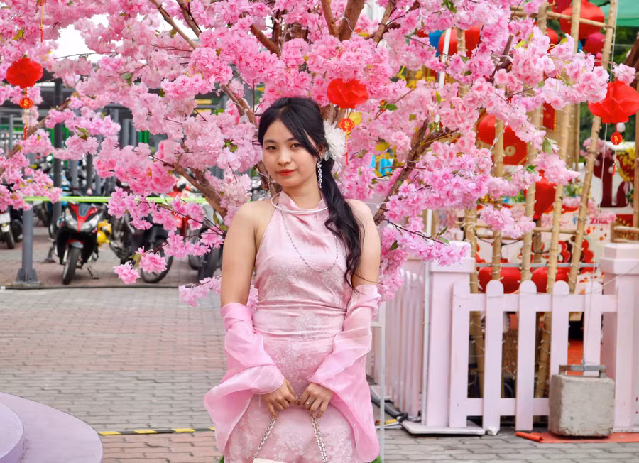 Hằng cho biết mọi góc ở đây để lên hình rất đẹp. ẢNH: THẢO PHƯƠNG