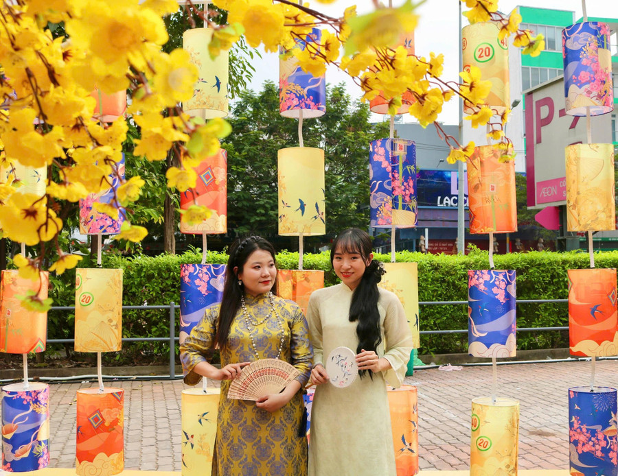 Nhung (phải) và Tiên bất ngờ với cách trang trí hoành tráng ở đây. ẢNH: THẢO PHƯƠNG