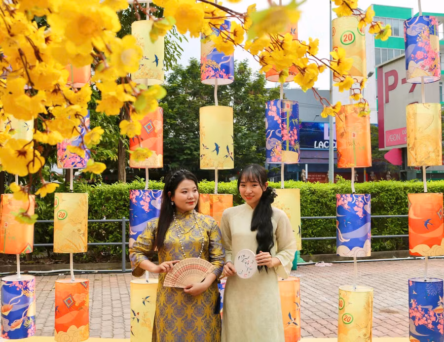 Nhung (phải) và Tiên bất ngờ với cách trang trí hoành tráng ở đây. ẢNH: THẢO PHƯƠNG