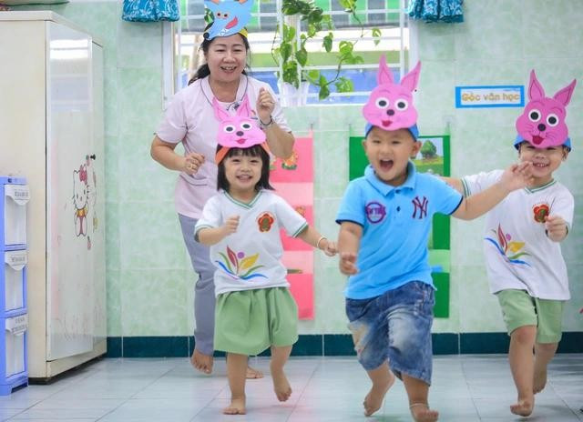 Giáo viên mầm non hoạt động luôn tay chân từ sáng sớm tới chiều muộn ở trường, chăm sóc, nuôi dưỡng trẻ. ẢNH: NHẬT THỊNH