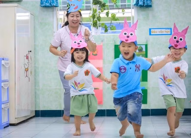 Giáo viên mầm non hoạt động luôn tay chân từ sáng sớm tới chiều muộn ở trường, chăm sóc, nuôi dưỡng trẻ. ẢNH: NHẬT THỊNH