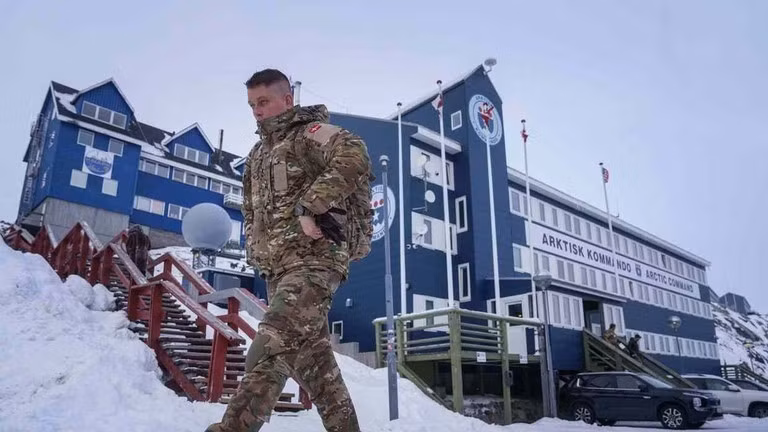Một binh sĩ Đan Mạch trước trung tâm chỉ huy chung vùng Bắc Cực ở Nuuk (Greenland). (Ảnh: AP)