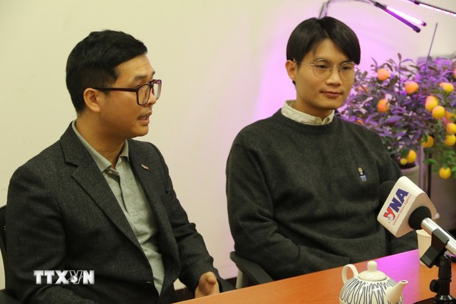 Giáo sư Nguyễn Hữu Tiệp (bên trái), Khoa Kỹ thuật lượng tử và hạt nhân bày tỏ kỳ vọng Chính phủ nhiệm kỳ tới sẽ có những chính sách, cơ chế thông thoáng hơn để khuyến khích các nhà khoa học cống hiến nhiều hơn. (Ảnh: Trường Giang/TTXVN)